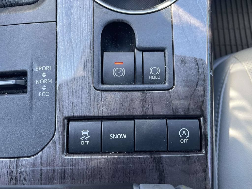 Used 2021 Toyota Highlander Limited FWD image 24