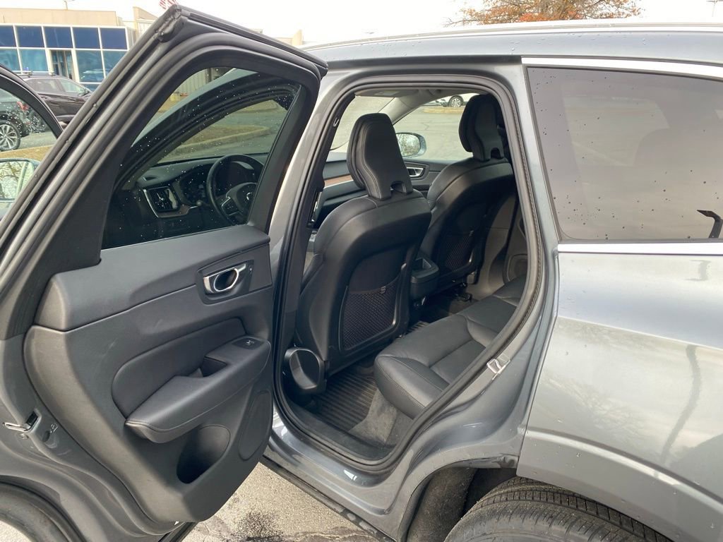 Used 2021 Volvo XC60 T5 Momentum w/ Protection Package Premier image 28