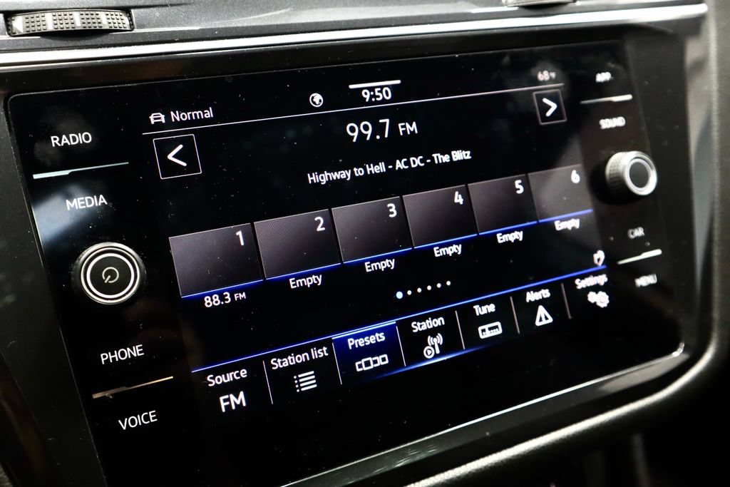 Used 2023 Volkswagen Tiguan SE R-Line AWD/4WD image 3