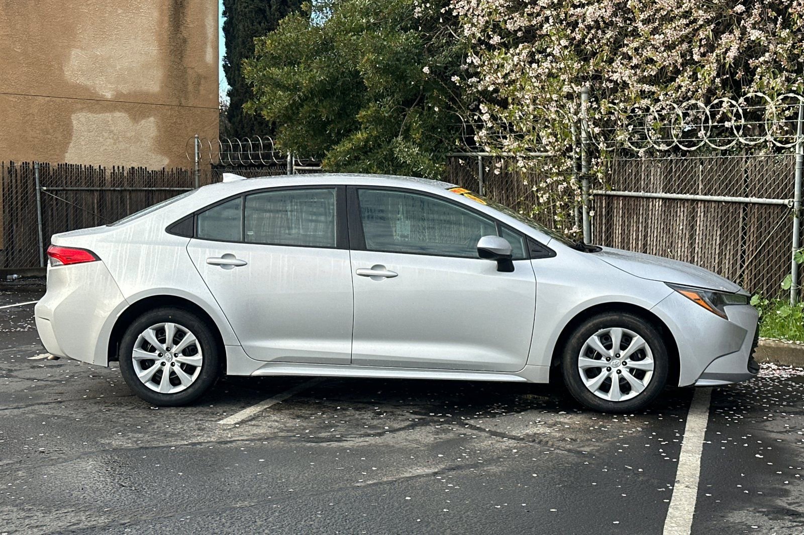 Used 2023 Toyota Corolla LE FWD image 2