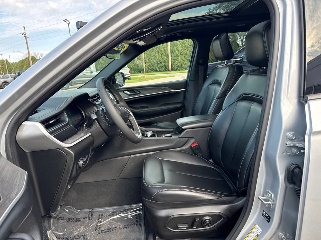 Used 2025 Jeep Grand Cherokee Limited w/ MOPAR Finishing Package AWD/4WD image 10
