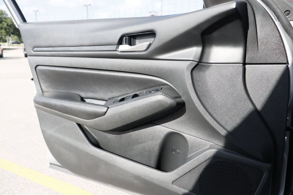 Used 2024 Nissan Altima 2.5 SV FWD image 13