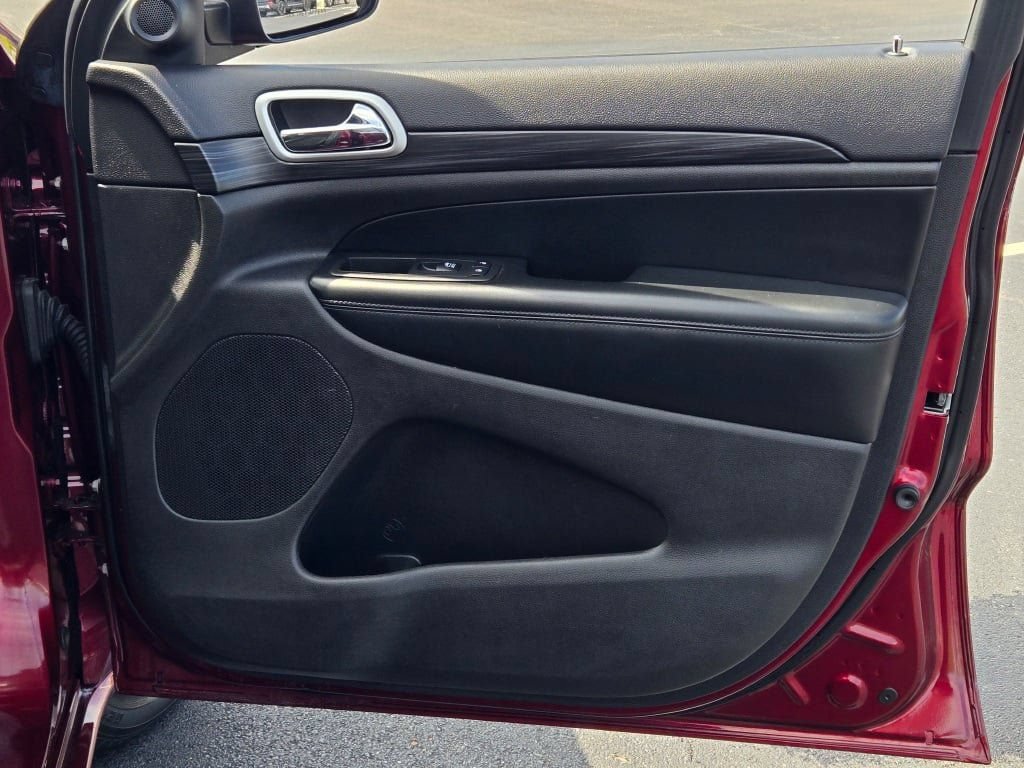 Used 2019 Jeep Grand Cherokee Altitude AWD/4WD image 6