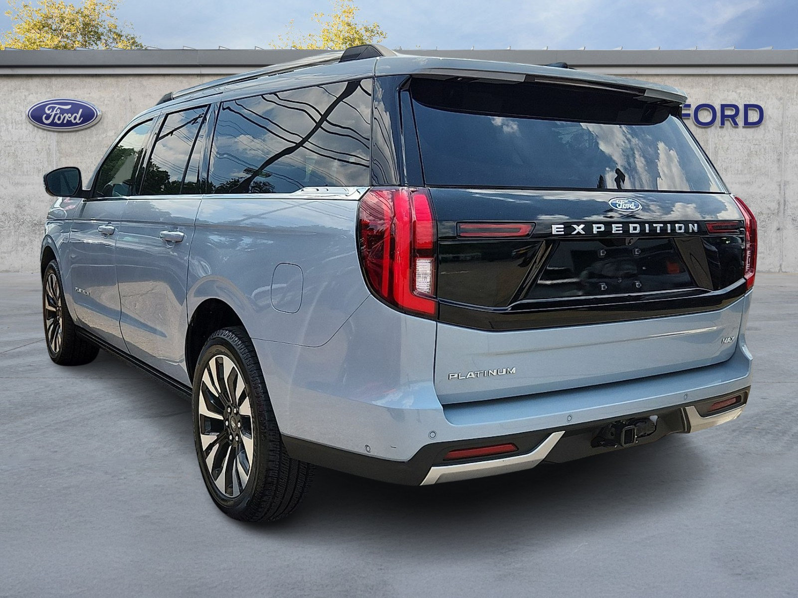 Certified 2025 Ford Expedition Max Platinum w/ Driver's Package AWD/4WD image 4