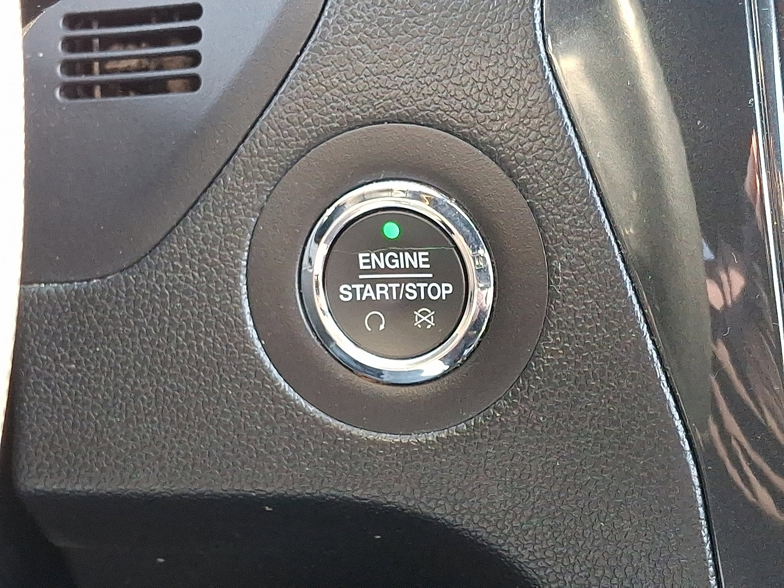 Certified 2018 Ford Explorer XLT w/ Equipment Group 202A image 25