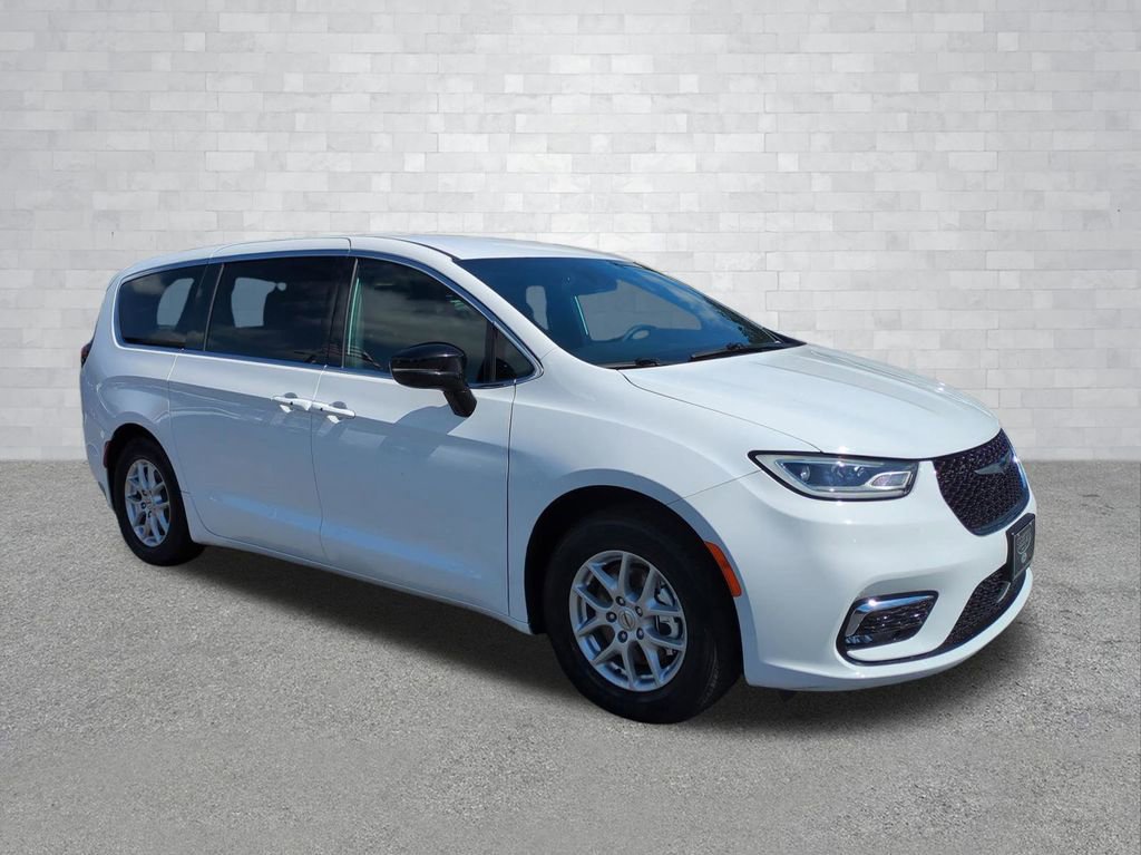 Used 2025 Chrysler Pacifica Select FWD image 2