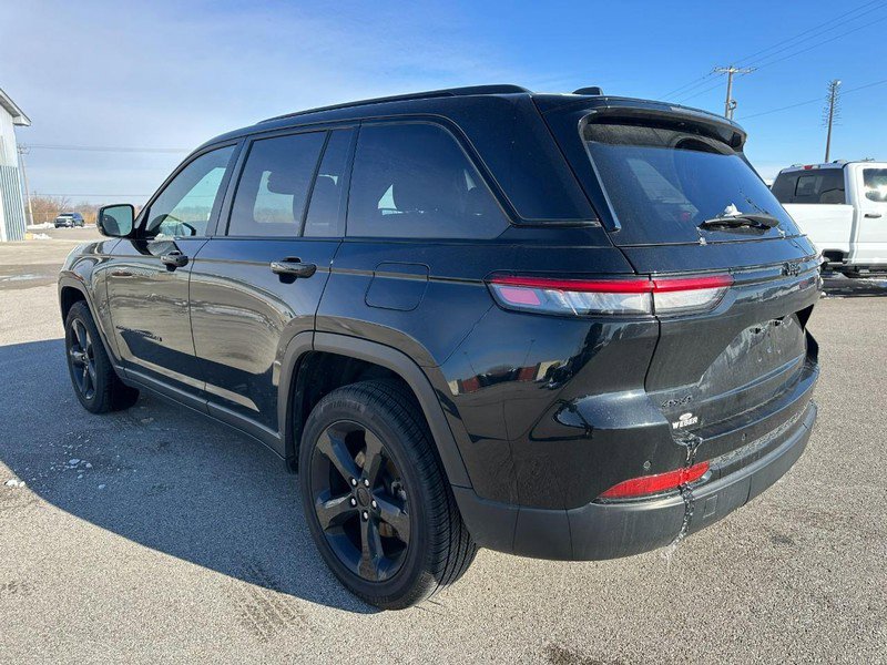 Used 2023 Jeep Grand Cherokee Laredo image 3