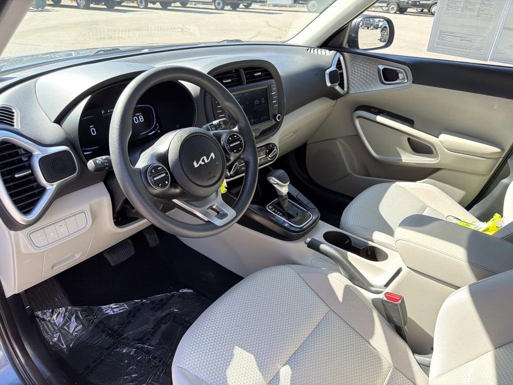 Used 2025 Kia Soul LX FWD image 16