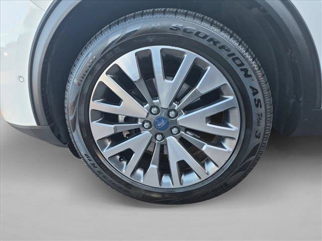Certified 2020 Ford Escape Titanium w/ Titanium Premium Package 2.0 AWD/4WD image 24