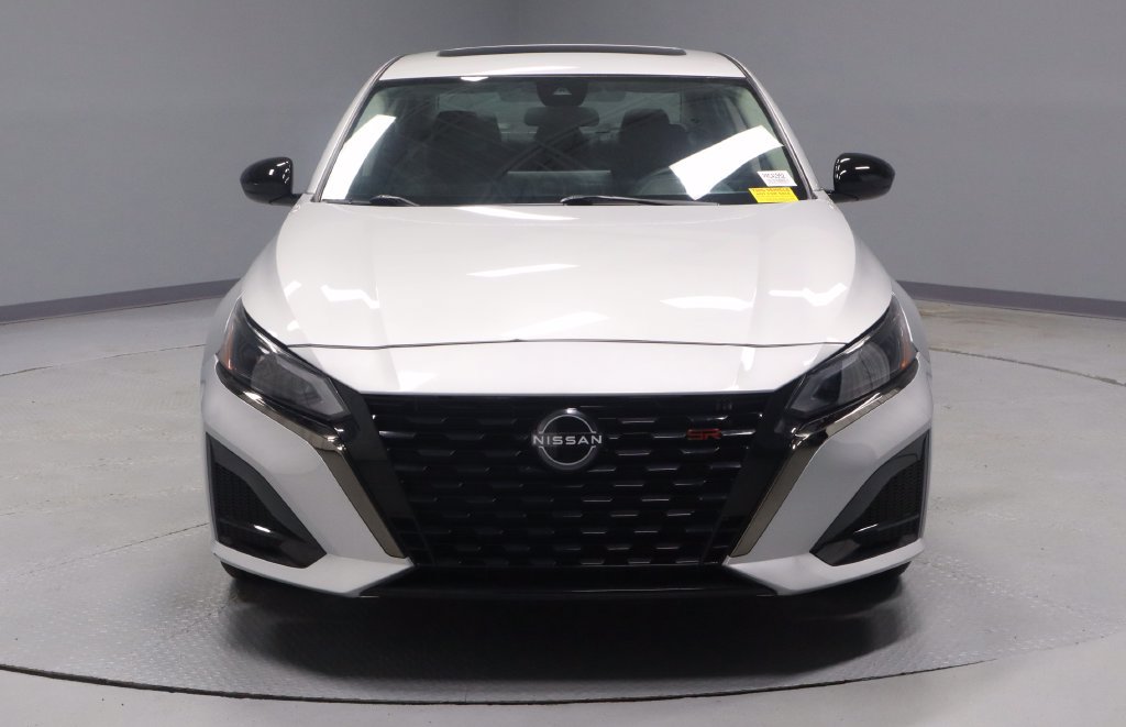 Used 2023 Nissan Altima 2.5 SR w/ SR Premium Package FWD image 3