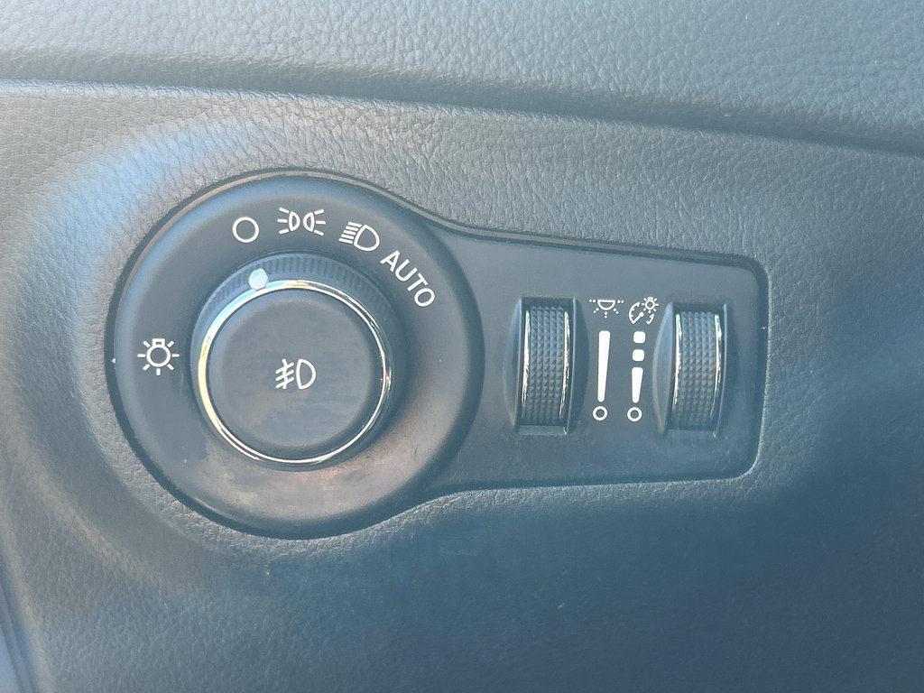 Used 2020 Jeep Compass Latitude w/ Popular Equipment Group FWD image 15