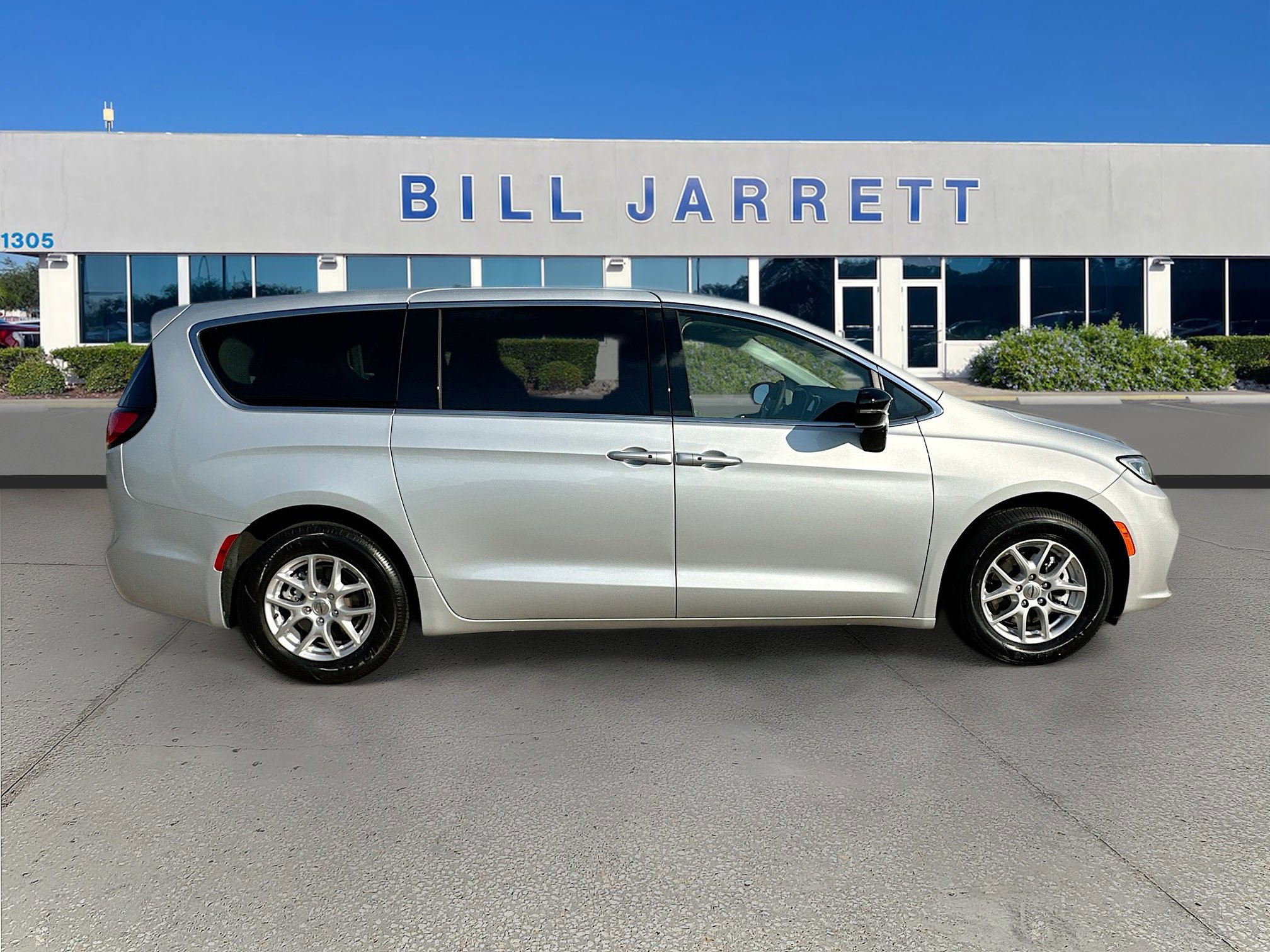 Used 2024 Chrysler Pacifica Touring-L image 6