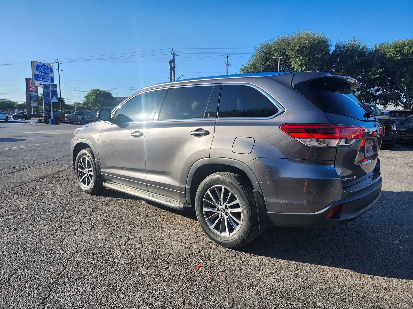 Used 2019 Toyota Highlander XLE FWD image 5