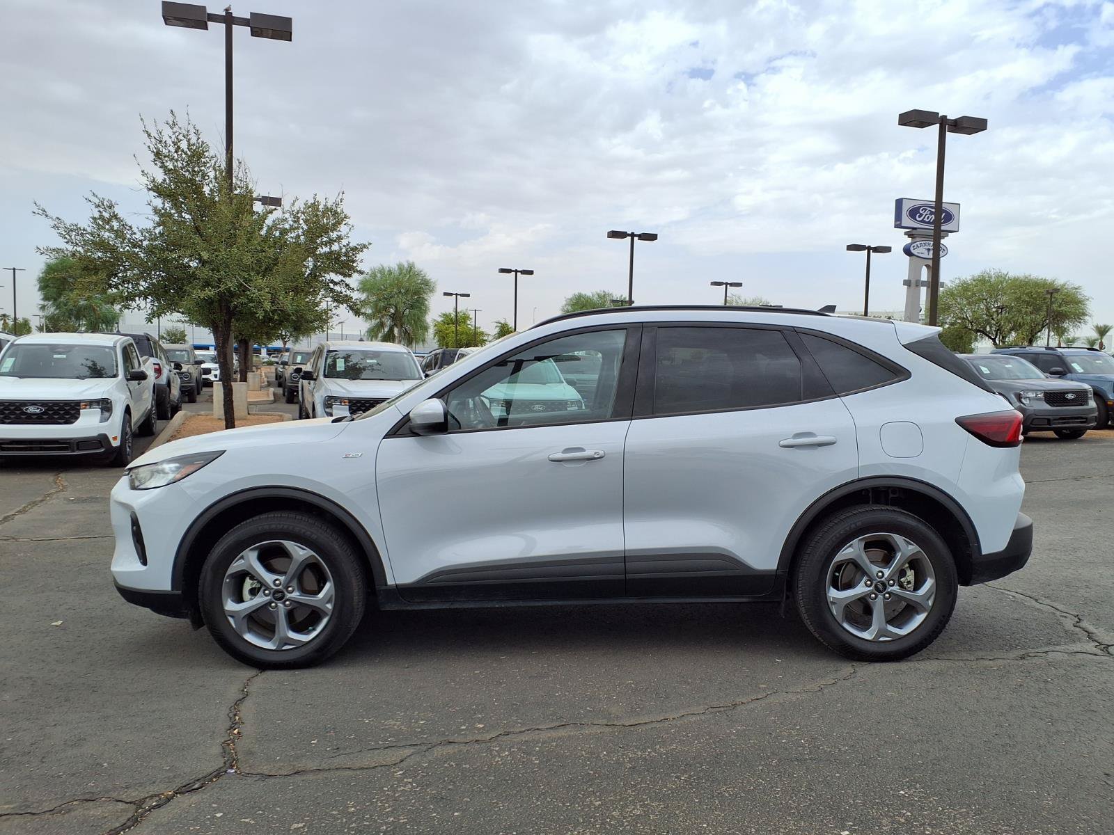 Certified 2025 Ford Escape ST-Line Select AWD/4WD image 3