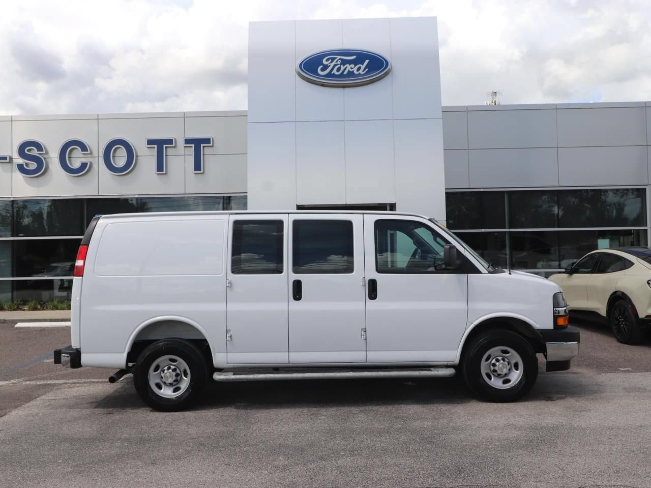 Used 2025 Chevrolet Express 2500 w/ Driver Convenience Package RWD image 17