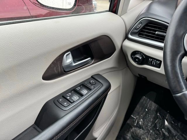 Used 2018 Chrysler Pacifica Touring-L Plus FWD image 38