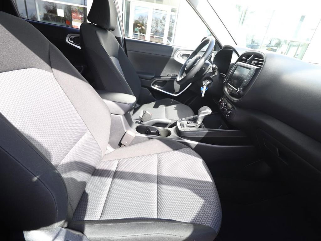 Used 2025 Kia Soul LX w/ LX Technology Package image 14