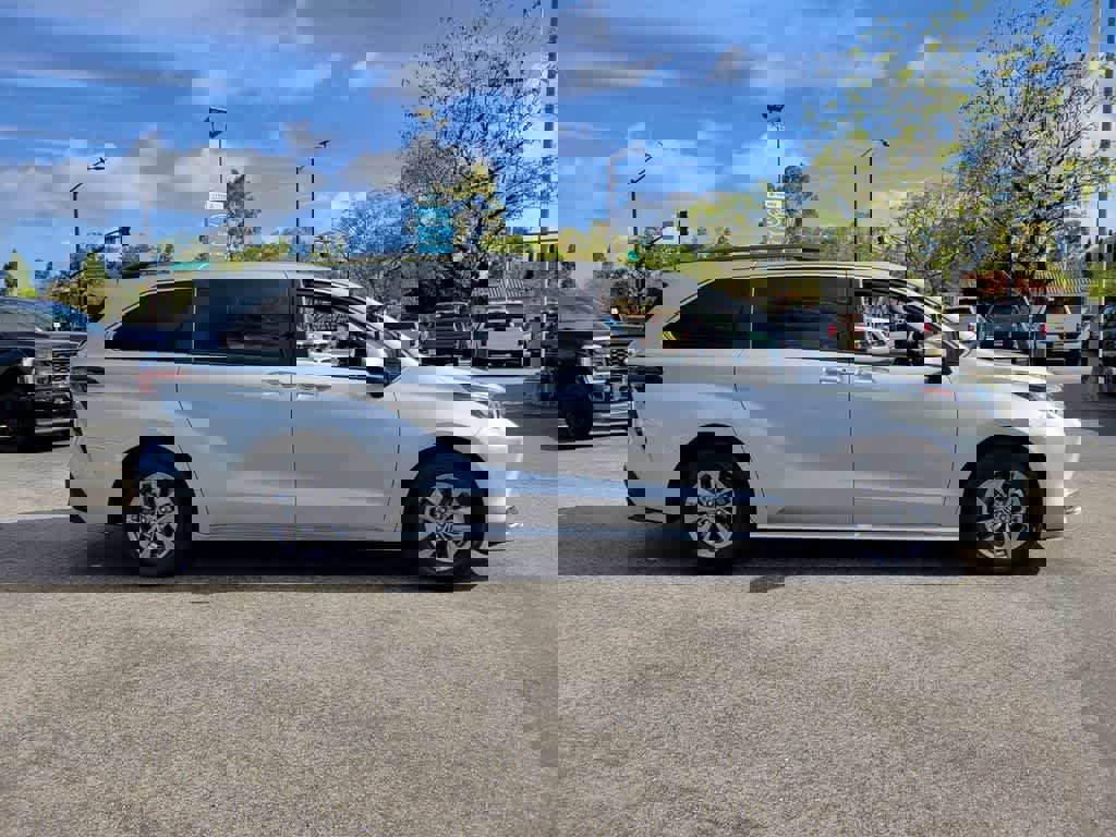 Used 2025 Toyota Sienna XLE image 8