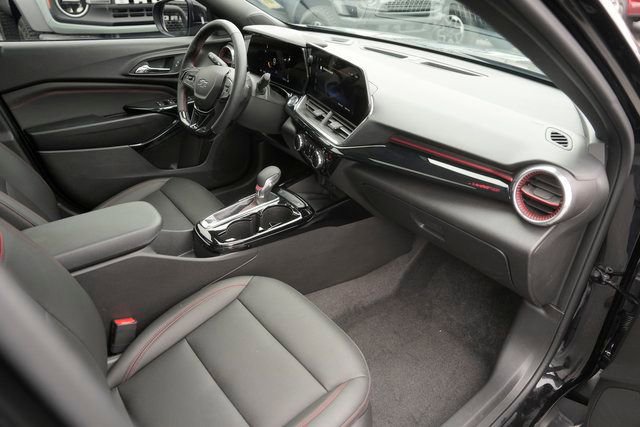 Used 2025 Chevrolet Trax RS w/ Sunroof Package image 18