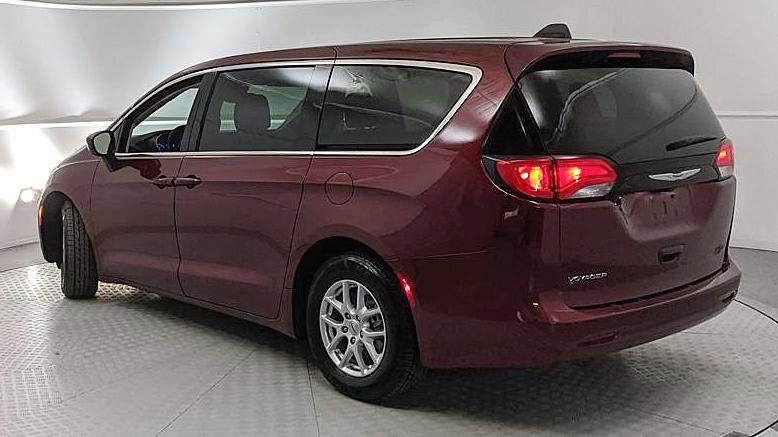 Used 2023 Chrysler Voyager LX image 3