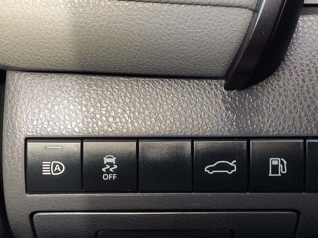 Used 2018 Toyota Camry SE FWD image 22