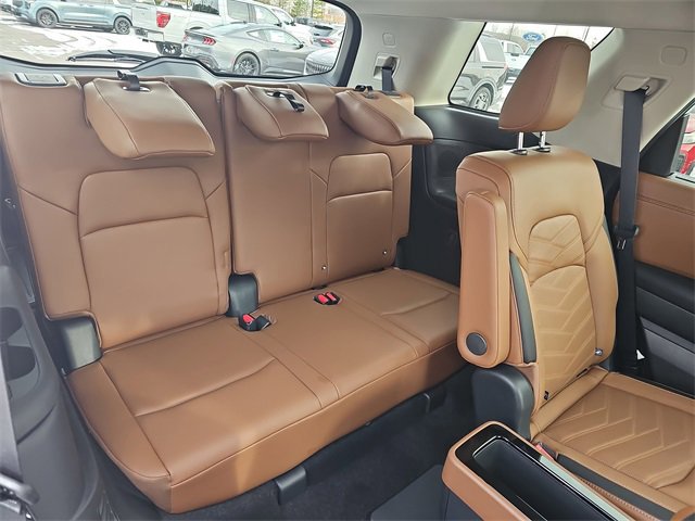 Used 2025 Nissan Pathfinder Platinum image 12