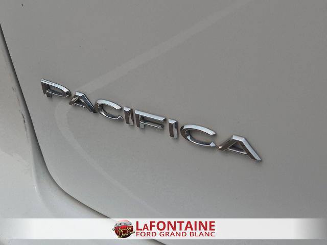 Used 2023 Chrysler Pacifica Touring-L FWD image 10
