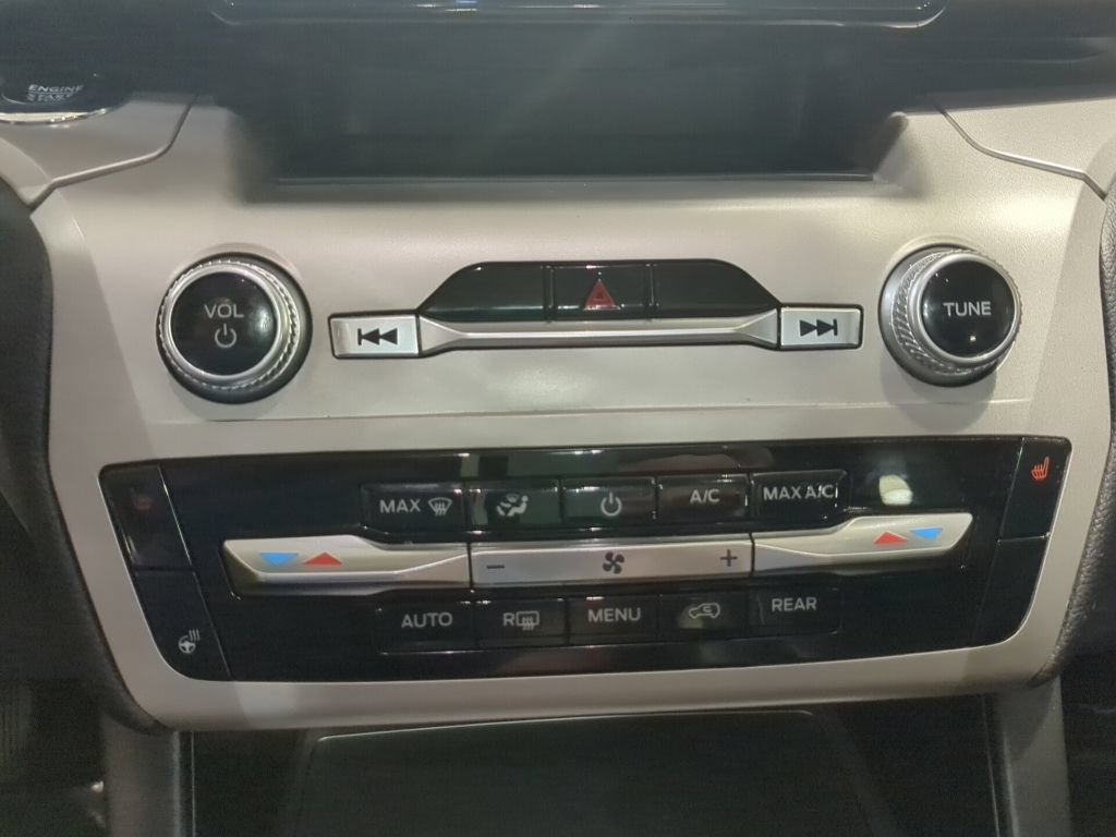 Certified 2022 Ford Explorer XLT w/ Equipment Group 202A AWD/4WD image 17