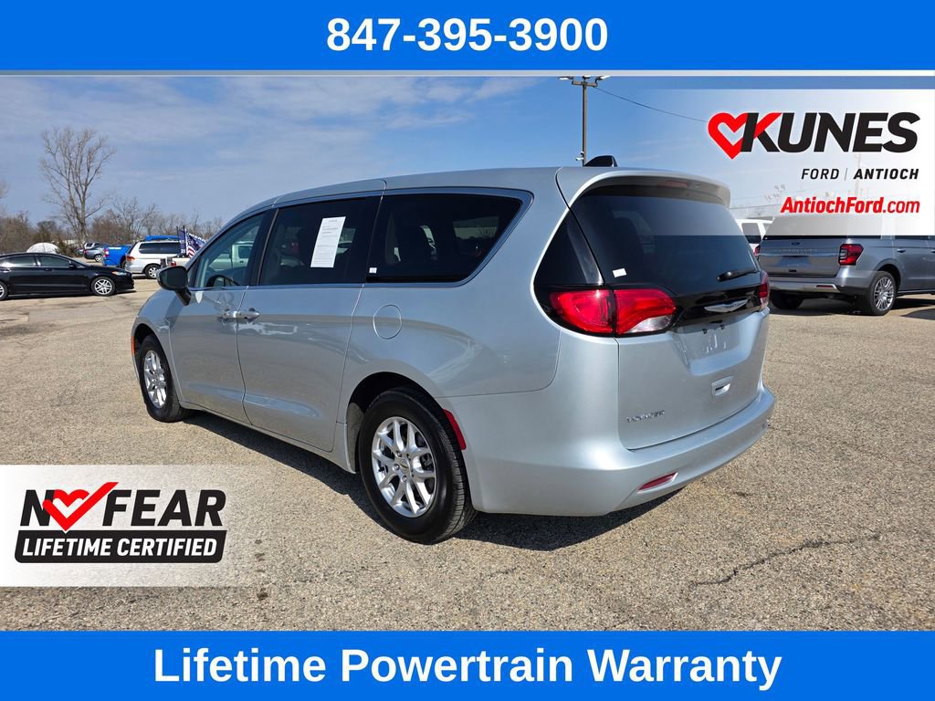 Used 2023 Chrysler Voyager LX image 3