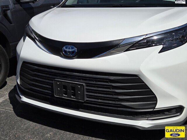 Used 2025 Toyota Sienna LE FWD image 2