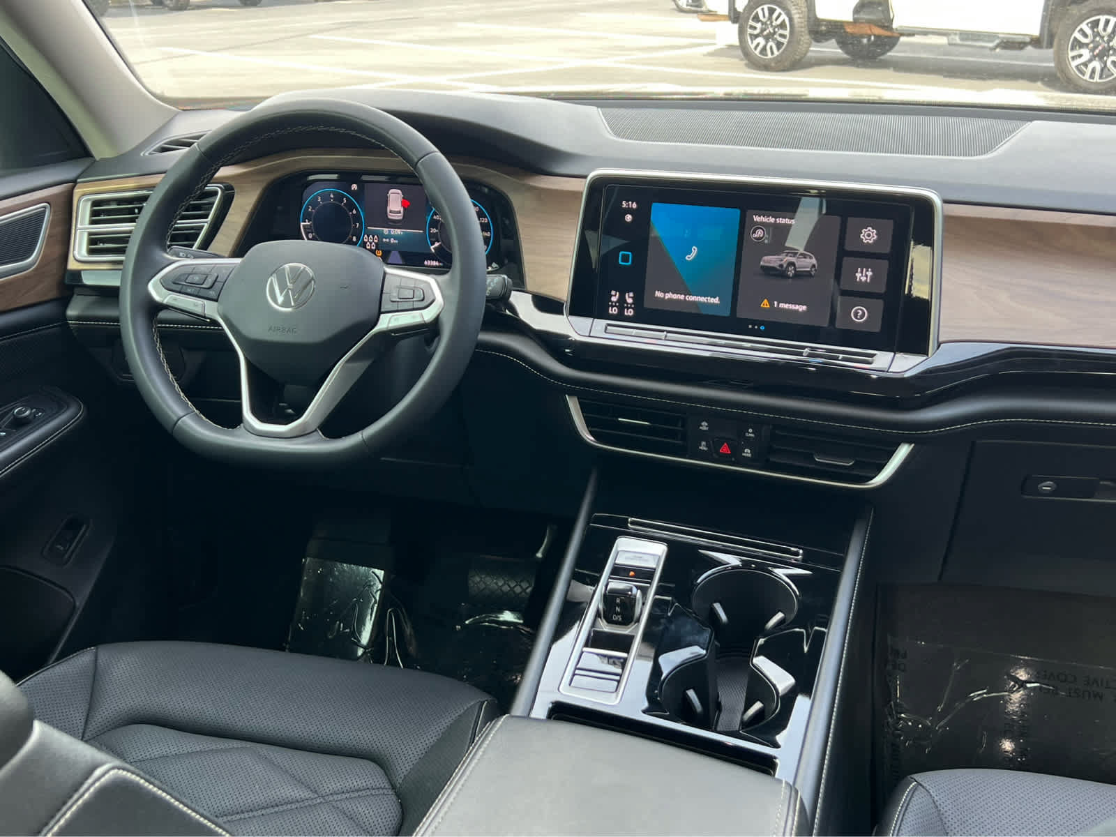 Used 2024 Volkswagen Atlas SE AWD/4WD image 2