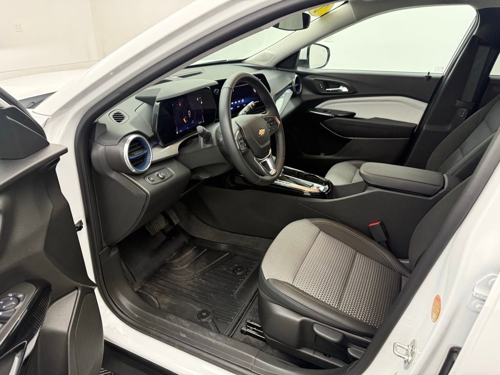 Used 2025 Chevrolet Trax LT w/ Driver Confidence Package image 19