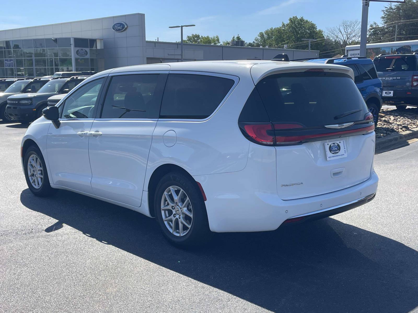Used 2024 Chrysler Pacifica Touring-L FWD image 4