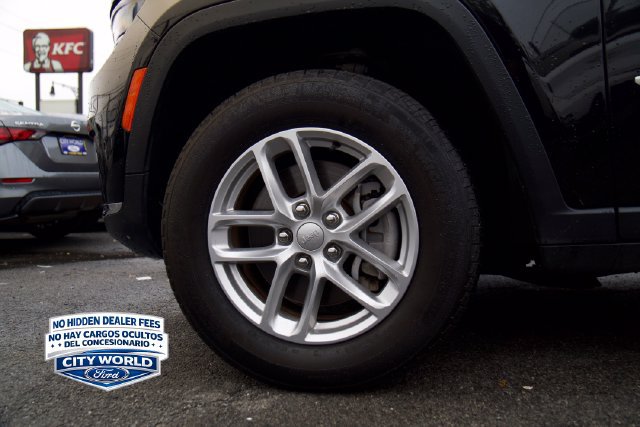 Used 2024 Jeep Grand Cherokee L Laredo RWD image 9
