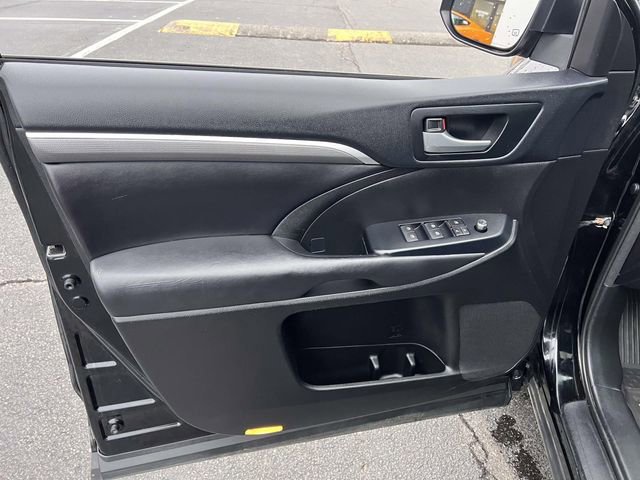 Used 2018 Toyota Highlander SE image 12