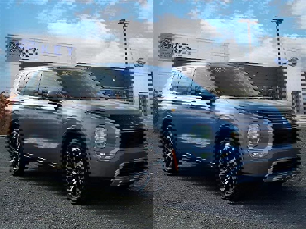 Used 2023 Mitsubishi Outlander SE image 1