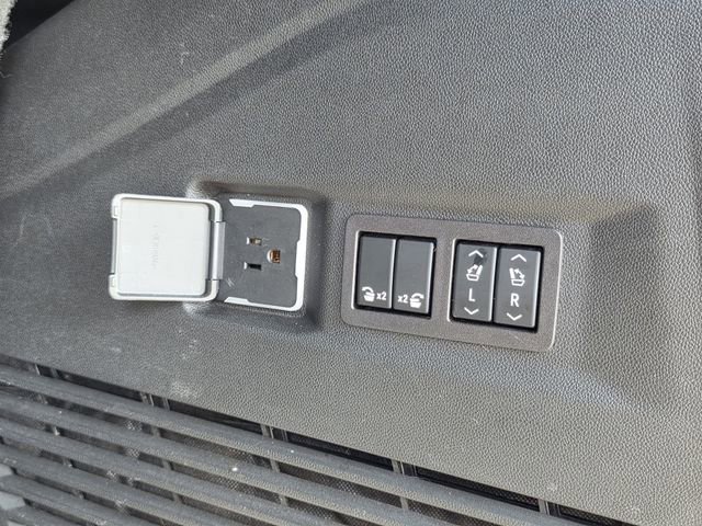 Used 2023 GMC Yukon AT4 w/ Technology Package AWD/4WD image 32