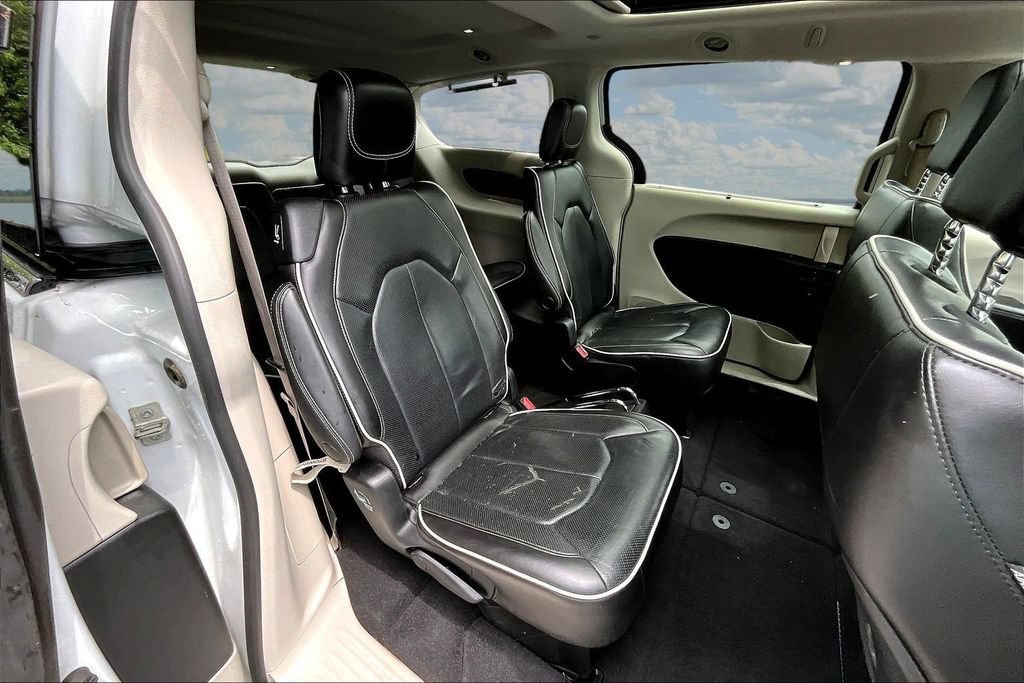 Used 2022 Chrysler Pacifica Limited AWD/4WD image 27