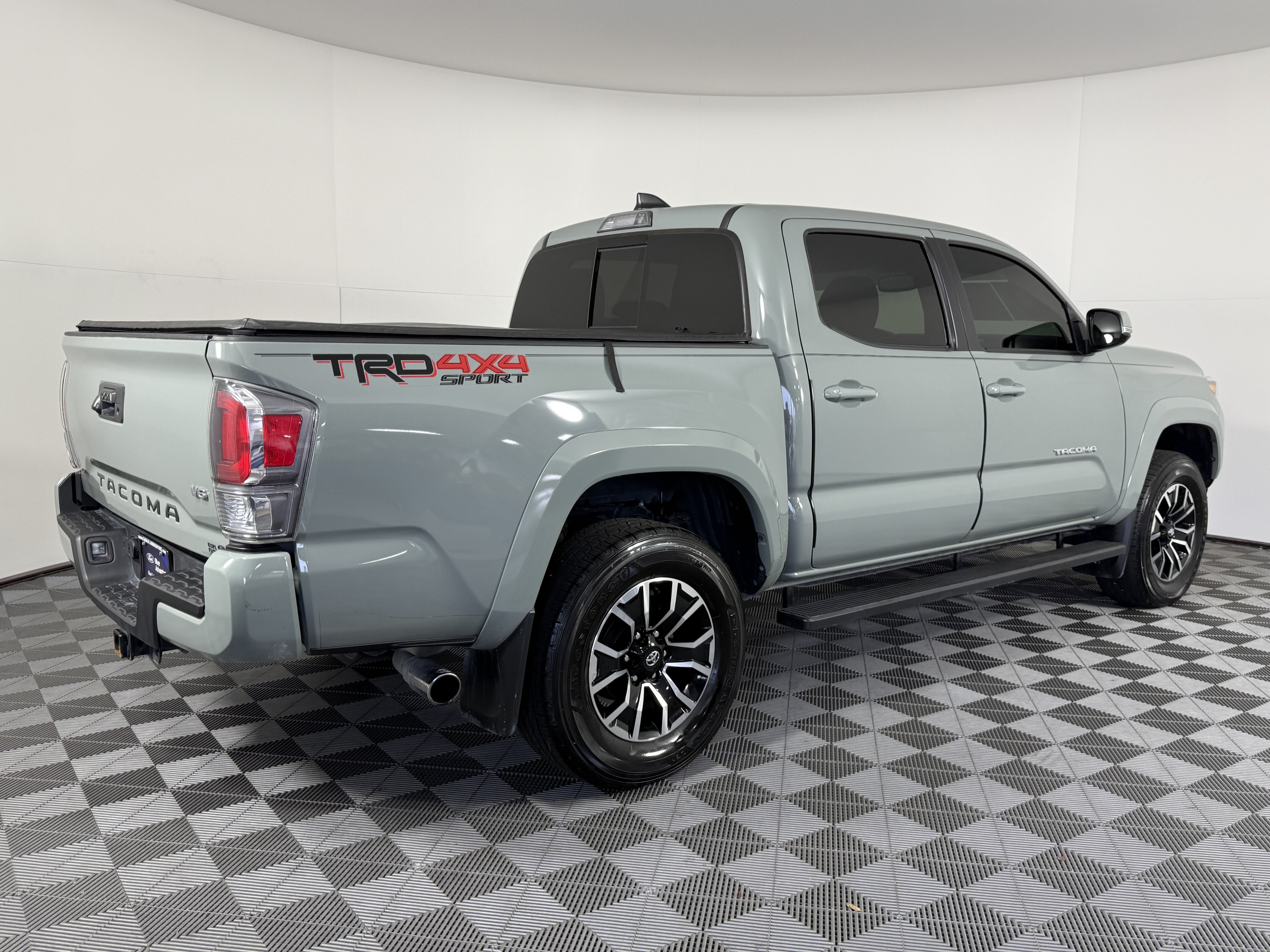 Used 2022 Toyota Tacoma TRD Sport AWD/4WD image 3