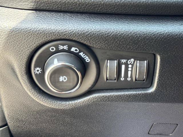 Used 2025 Chrysler Pacifica Limited FWD image 19