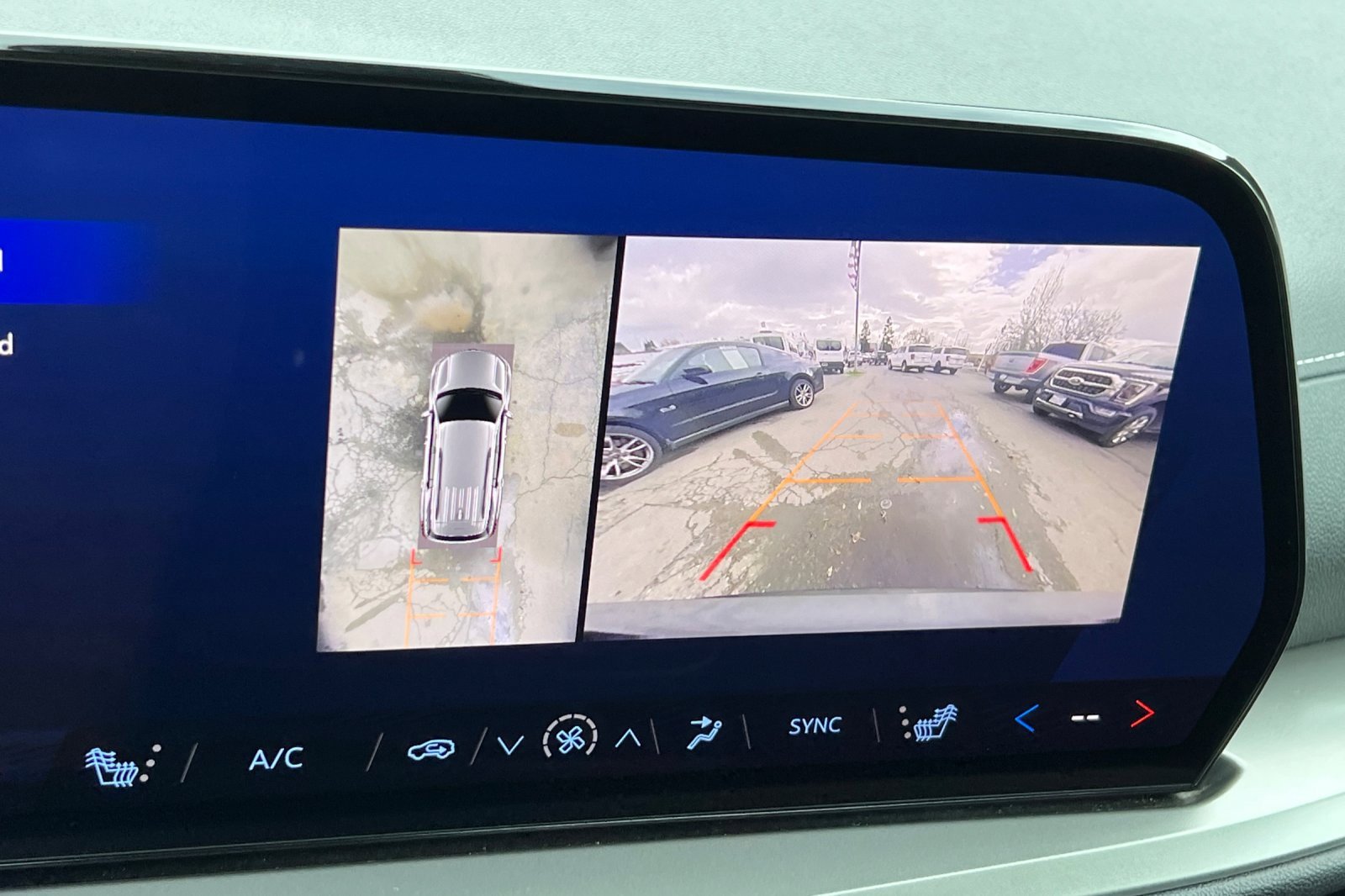 Used 2024 Chevrolet Traverse LT image 21