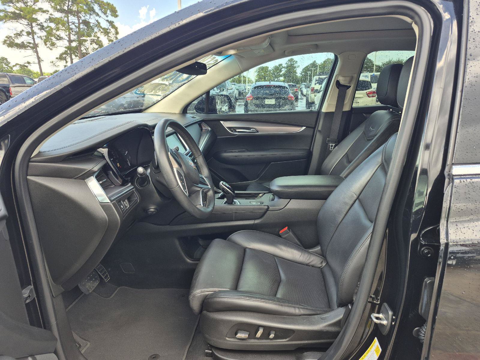 Used 2017 Cadillac XT5 Premium Luxury FWD image 2