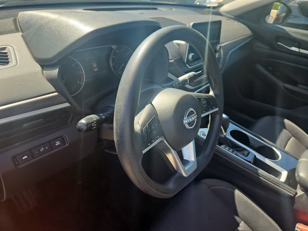 Used 2023 Nissan Altima 2.5 SV FWD image 2