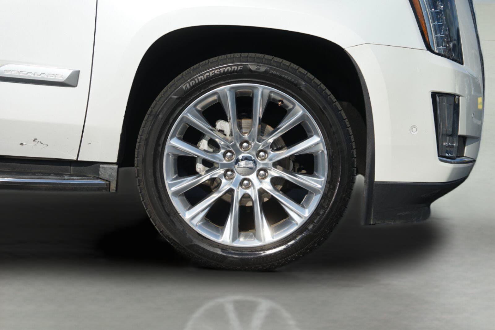 Used 2017 Cadillac Escalade Luxury RWD image 4