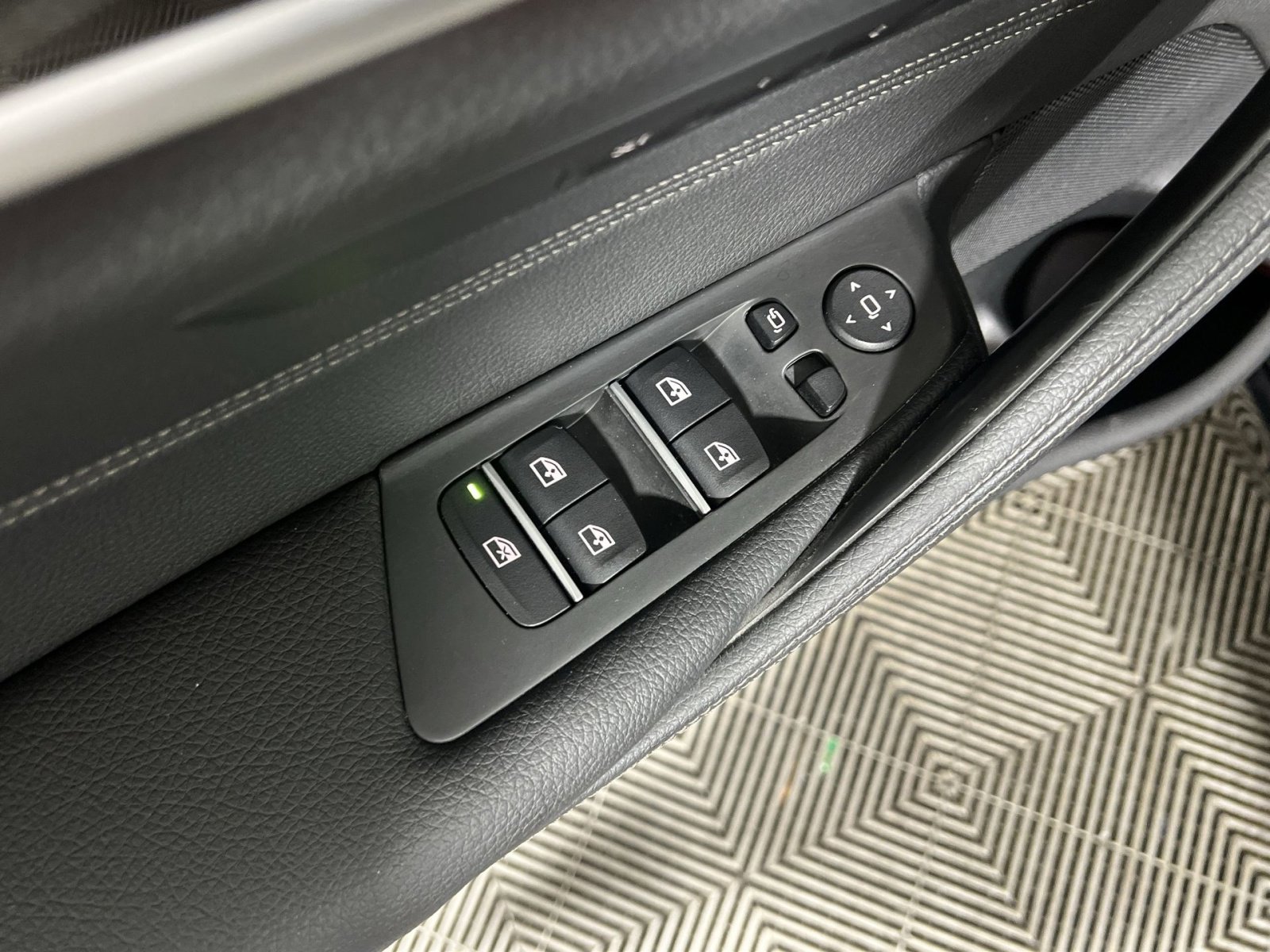 Used 2019 BMW 540i xDrive w/ Premium Package image 13