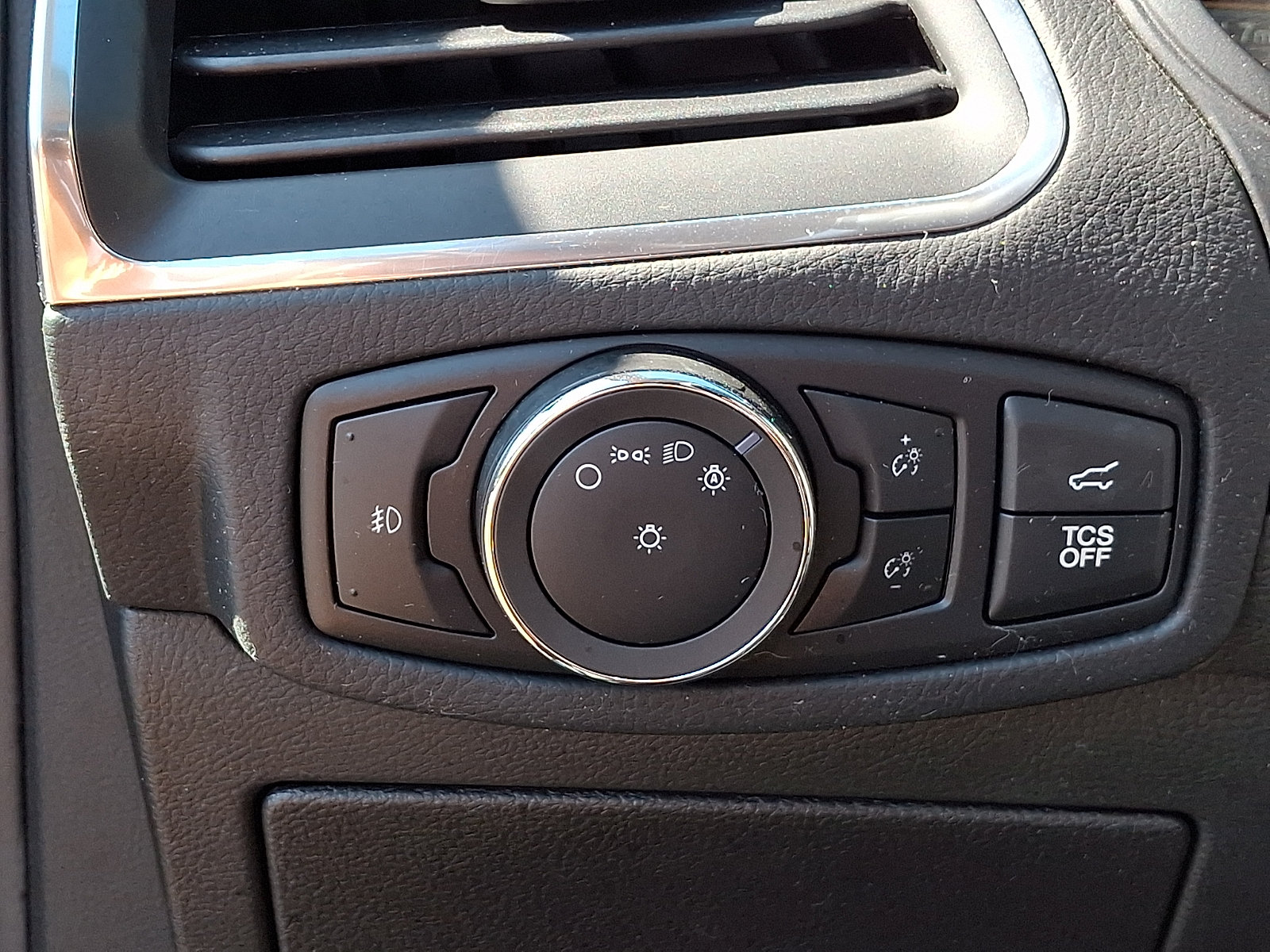 Certified 2022 Ford Edge Titanium AWD/4WD image 28