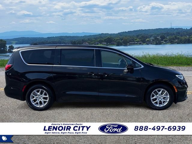 Used 2023 Chrysler Pacifica Touring-L FWD image 2