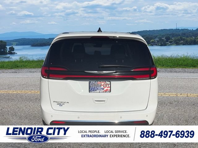 Used 2024 Chrysler Pacifica Touring-L FWD image 4