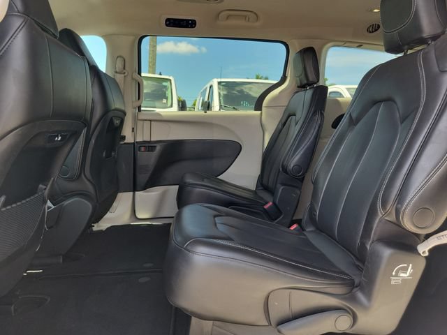 Used 2023 Chrysler Pacifica Touring-L FWD image 14