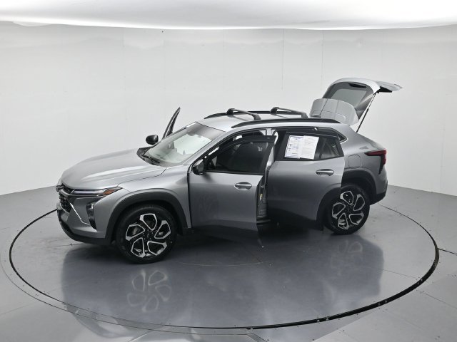 Used 2025 Chevrolet Trax RS w/ Driver Confidence Package FWD image 42